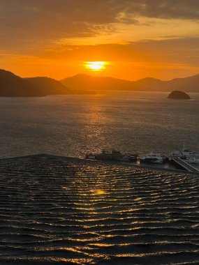 Phuket, Tayland 'da Andaman Denizi' nin günbatımı sahnesi. 