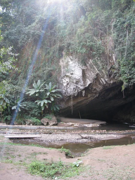 罗德洞 Lod Cave 是位于泰国北部的一套石灰岩洞穴和河流 — 图库照片
