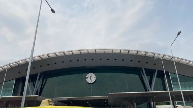 Bang Sue Grand İstasyonu, Bangkok, Tayland 'ın tepesinde büyük bir saat..