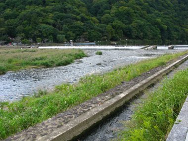 Arashiyama 'daki Hozu Nehri ve Kyoto' daki küçük baraj..