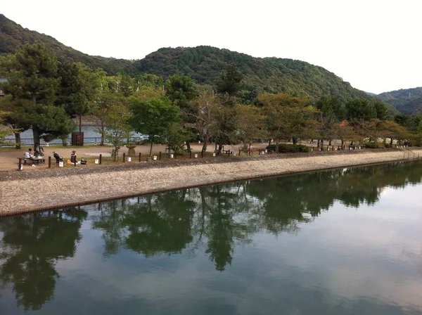 Une Vue Population Locale Refroidissant Bord Rivière Kyoto — Photo