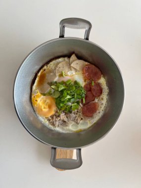 Kızarmış yumurta ve malzemeler, Mekong Nehri, Tayland.