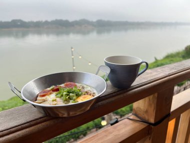 Kızarmış yumurta ve malzemeler, Mekong Nehri, Tayland.