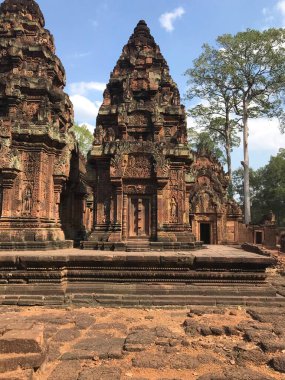 Ayrıntılı pembe kireçtaşı oyması antik Hint destanı Banteay Srei, Kamboçya tapınağı, Kamboçya.