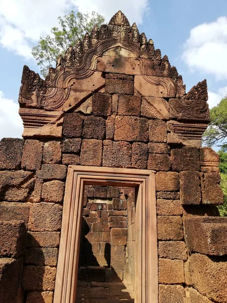 Ayrıntılı Pembe Kireçtaşı Oyması Antik Hint Destanı Banteay Srei Kamboçya — Stok fotoğraf