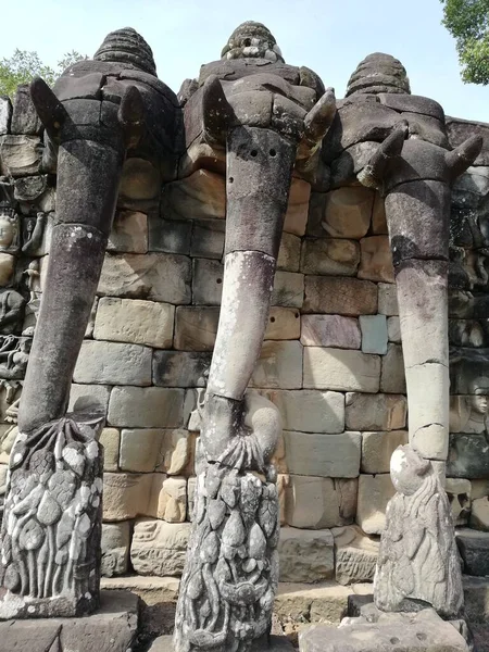 象のテラスは カンボジアの荒廃した寺院複合施設であるアンコールトムの城壁都市の一部です — ストック写真