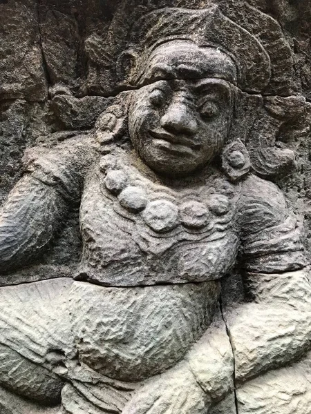 この像は カンボジアのレッパーキング王のテラスにあるヒンドゥ教の神山を描いています — ストック写真