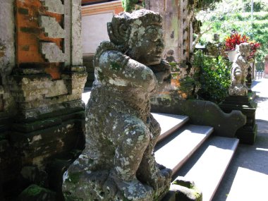 Endonezya 'nın Tirta Empul kentindeki bir Bali tapınağı mimarisinin kapısı. 