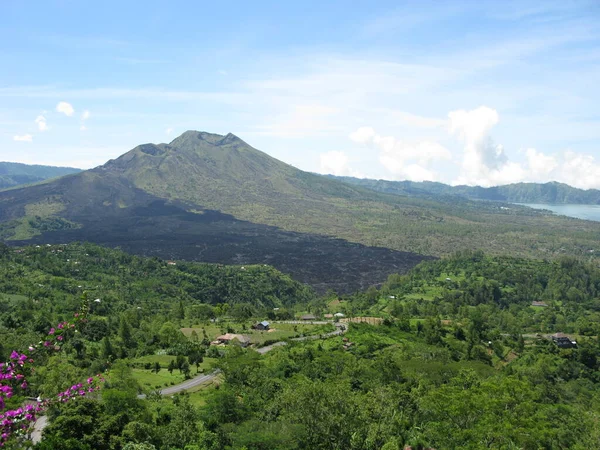 印度尼西亚小松达岛巴图尔火山和湖泊 — 图库照片
