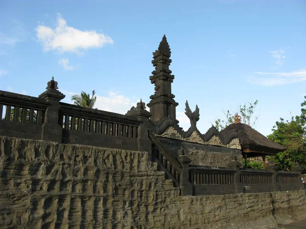 Eine Felsformation Vor Der Indonesischen Insel Bali Tanah Lot Stockbild