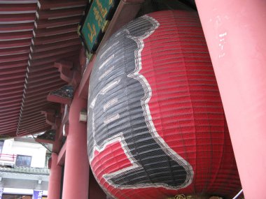 Sensoji, Asakusa 'nın dev bir kırmızı feneri. Tercümesi: Hazine Evi Kapısı.