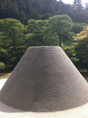 Japonya 'nın Kyoto kentindeki bir Zen tapınağı olan Gümüş Köşkü Tapınağı Fuji Dağı' nı sembolize eden Ay manzaralı devasa bir kum konisi..