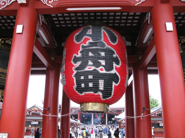 Ένα Γιγάντιο Κόκκινο Φανάρι Στο Ναό Σενσότζι Του Τόκιο — Φωτογραφία Αρχείου