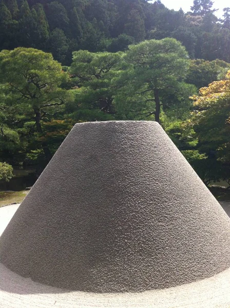 日本京都一座名为 月亮观景平台 的巨大的沙锥形建筑 象征着银宫富士山 一座禅寺 — 图库照片