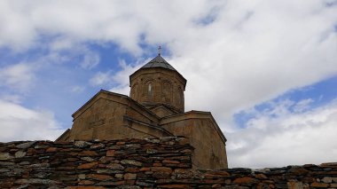 Gergeti Trinity Kilisesi doğanın güzelliğiyle çevrelenmiş bir tepe kilisesidir ve Gürcistan 'ın ulusal bir sembolü haline gelmiştir..