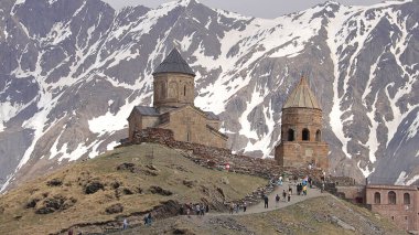 Gergeti Trinity Kilisesi doğanın güzelliğiyle çevrelenmiş bir tepe kilisesidir ve Gürcistan 'ın ulusal bir sembolü haline gelmiştir..