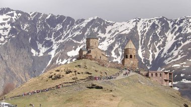 Gergeti Trinity Kilisesi doğanın güzelliğiyle çevrelenmiş bir tepe kilisesidir ve Gürcistan 'ın ulusal bir sembolü haline gelmiştir..