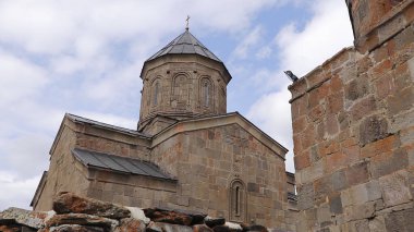 Gergeti Trinity Kilisesi doğanın güzelliğiyle çevrelenmiş bir tepe kilisesidir ve Gürcistan 'ın ulusal bir sembolü haline gelmiştir..