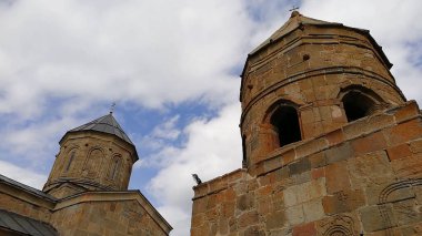 Gergeti Trinity Kilisesi doğanın güzelliğiyle çevrelenmiş bir tepe kilisesidir ve Gürcistan 'ın ulusal bir sembolü haline gelmiştir..