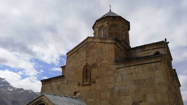 Gergeti Trinity Kilisesi doğanın güzelliğiyle çevrelenmiş bir tepe kilisesidir ve Gürcistan 'ın ulusal bir sembolü haline gelmiştir..