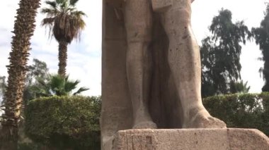Ramses II 'nin Mısır' daki açık hava müzesindeki heykeli. Sol bacağı öne doğru olan poz, erkek heykeller için geleneksel pozdu..  