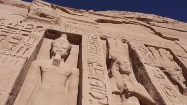 Eski bir tapınak kompleksi, kaya uçurumuna kesilmiş, Ebu Simbel, Mısır.