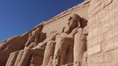 Eski bir tapınak kompleksi, kaya uçurumuna kesilmiş, Ebu Simbel, Mısır.