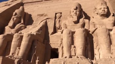 Eski bir tapınak kompleksi, kaya uçurumuna kesilmiş, Ebu Simbel, Mısır.