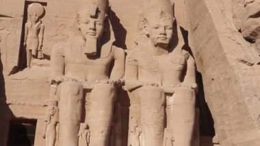 Eski bir tapınak kompleksi, kaya uçurumuna kesilmiş, Ebu Simbel, Mısır.