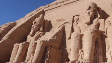 Eski bir tapınak kompleksi, kaya uçurumuna kesilmiş, Ebu Simbel, Mısır.