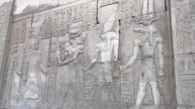 Mısır 'daki Kom Ombo Tapınağında Sobek rahatlaması. 