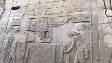 Mısır 'daki Kom Ombo Tapınağında Sobek rahatlaması. 