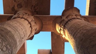 Mısır 'daki Kom Ombo Tapınağı' nda papirüs şeklindeki sütun ve tavan korunmuş..  