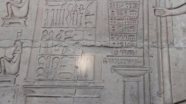 Mısır 'daki Kom Ombo Tapınağı' nda tıbbi gereçlerin rahatlaması. 