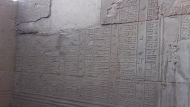 Kom Ombo Tapınağı 'nda hiyeroglif takvimin bir bölümü. 