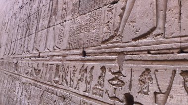 Edfu Tapınağı, Mısır 'ın duvarlarında yardım.