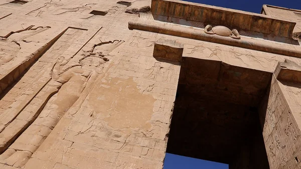 Κύρια Είσοδος Του Ναού Edfu Που Δείχνει Τον Πρώτο Πυλώνα — Φωτογραφία Αρχείου