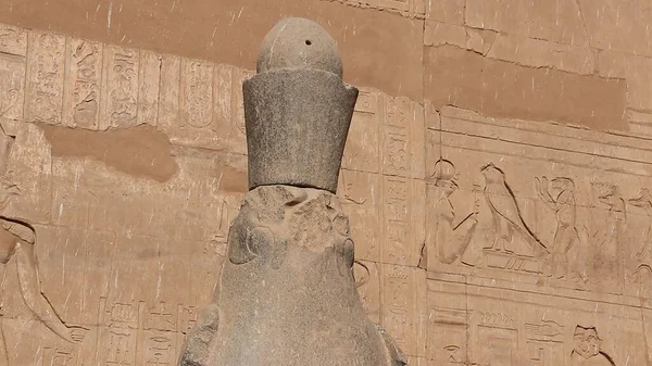 古代エジプトの花崗岩の像がエジプトのエドフ神殿に神を導いた — ストック写真