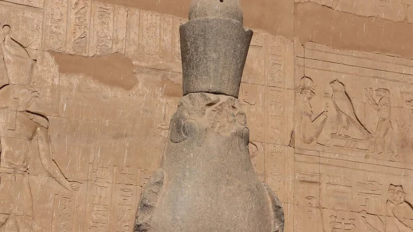 古代エジプトの花崗岩の像がエジプトのエドフ神殿に神を導いた — ストック写真