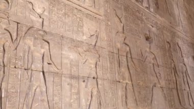 Edfu Tapınağının ana girişi ilk direği, Mısır 'ı gösteriyor..