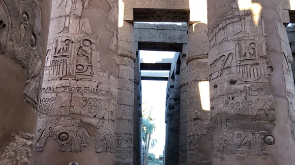 Mısır 'daki Büyük Karnak Tapınağı Hypostyle Salonu.