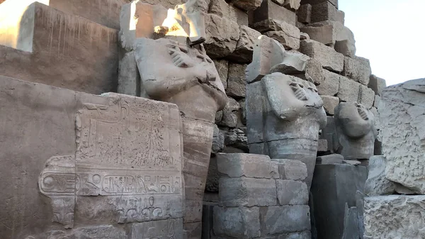 Αρχαία Αγάλματα Στο Ναό Karnak Στην Αίγυπτο — Φωτογραφία Αρχείου