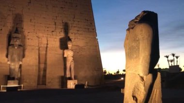 Ramses II 'nin heykeli, Mısır' daki Luxor Tapınağının girişinde..  