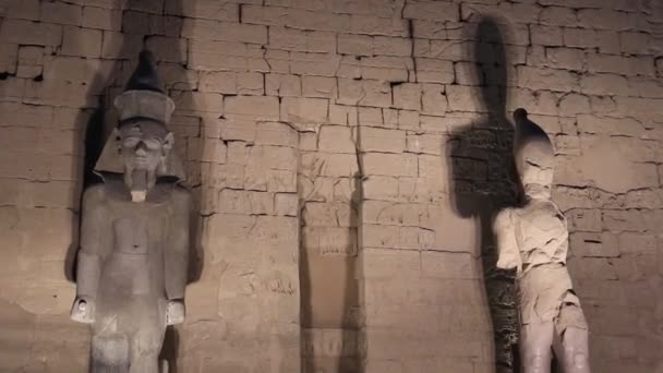 Ramses Jättimäinen Patsas Luxorin Temppelin Sisäänkäynnillä Egyptissä — kuvapankkivideo