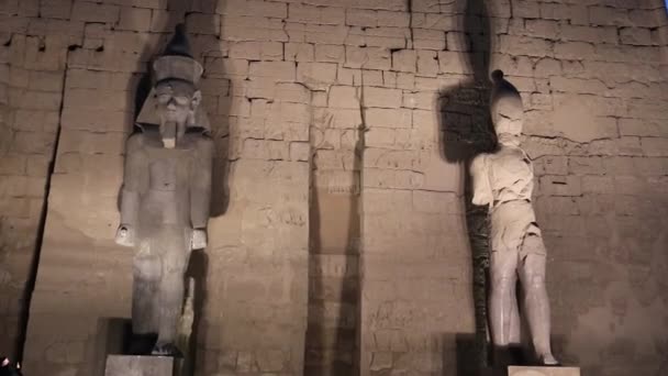 埃及卢克索神庙入口处巨大的拉马斯二世雕像 — 图库视频影像