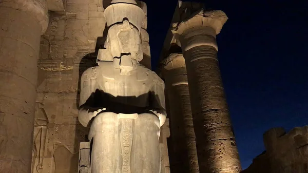 Ramses II 'nin avlusu, Lüksör Tapınağı, Mısır.