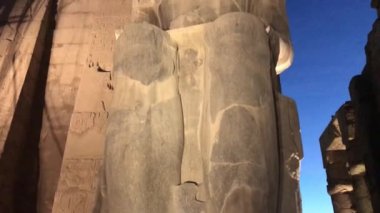 Ramses II 'nin heykeli, Mısır' daki Luxor Tapınağının girişinde..  