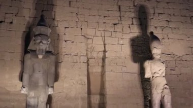 Ramses II 'nin heykeli, Mısır' daki Luxor Tapınağının girişinde..  