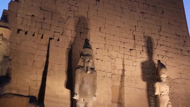 エジプトのルクソール神殿の入り口にあるラムセス2世の巨大な像 — ストック動画