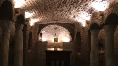 Kutsal Aile 'nin Mısır, Saints Sergius ve Bacchus Church, Kahire' deki yolculukları sırasında yaşadığı yeraltı mağarası..